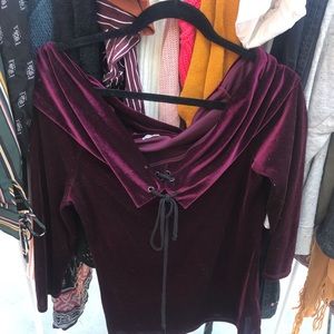Marrón Velvet off the shoulder shirt.